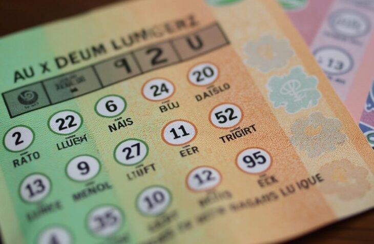 Elle recherche son ticket gagnant de loterie, qui peut être n’importe où dans le monde
